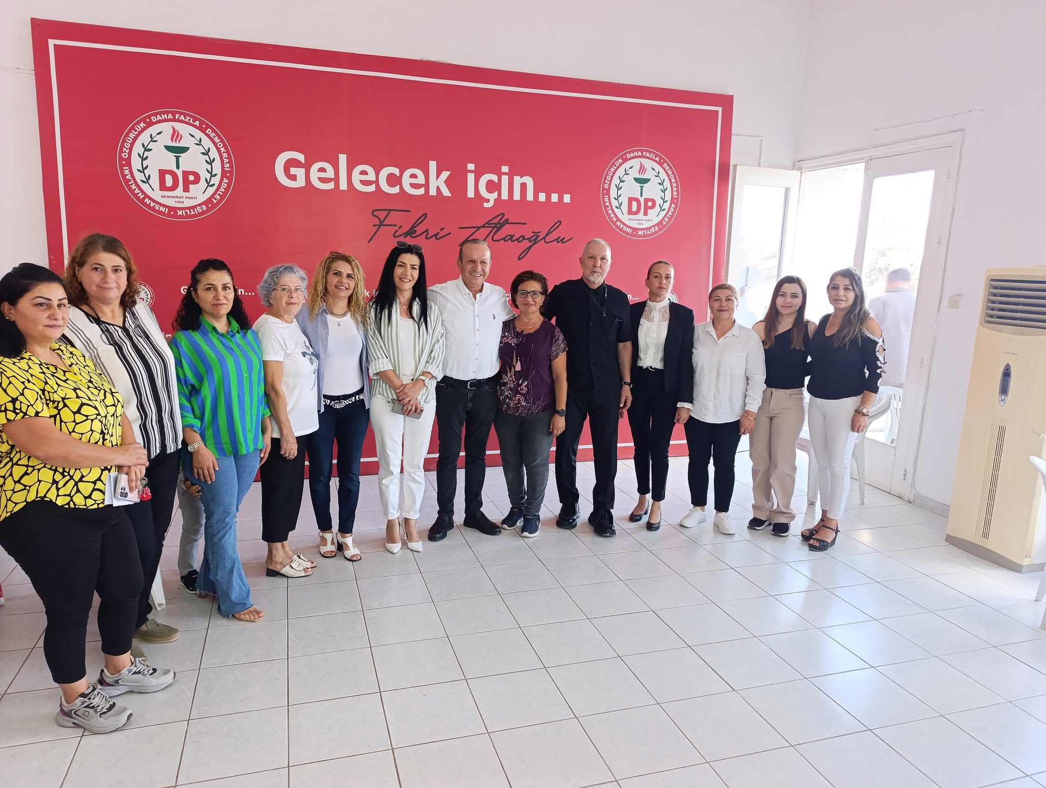 GAZİMAĞUSA’DA DEMOKRAT PARTİ CUMHURBAŞKANLIĞI DAYANIŞMA TOPLANTISI GERÇEKLEŞTİ